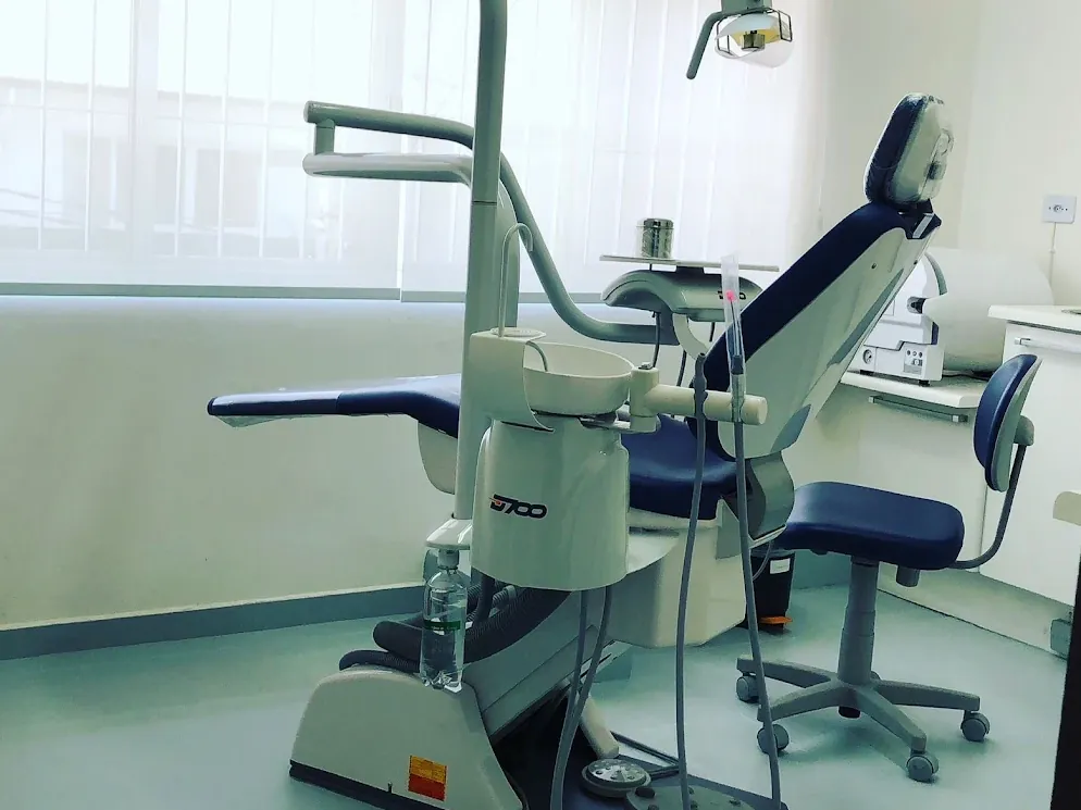 Consultório da Qualidente na Vila Prudente, com a cadeira odontológica e luz natural