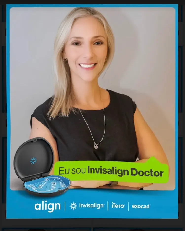 Dra. Camila Canhas, Invisalign Doctor na Vila Prudente, com o estojo dos alinhadores
